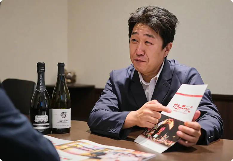 説明する営業スタッフの様子