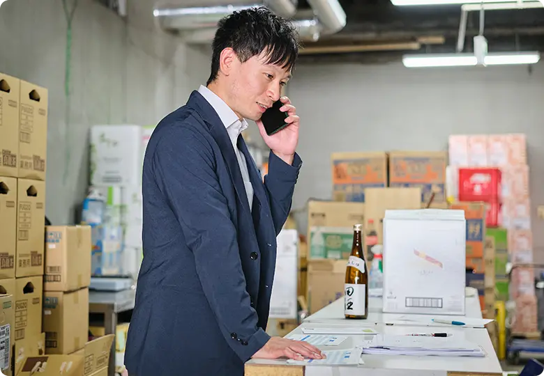 電話対応する営業スタッフの様子