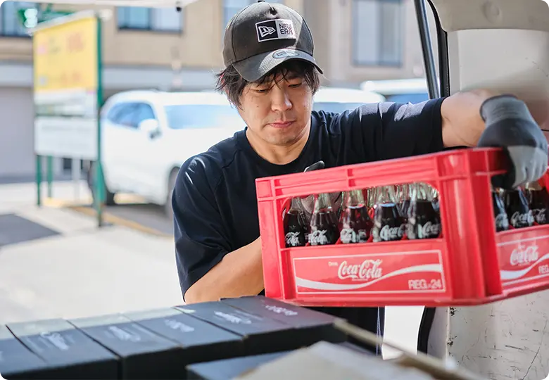 商品を積み込む配送スタッフの様子