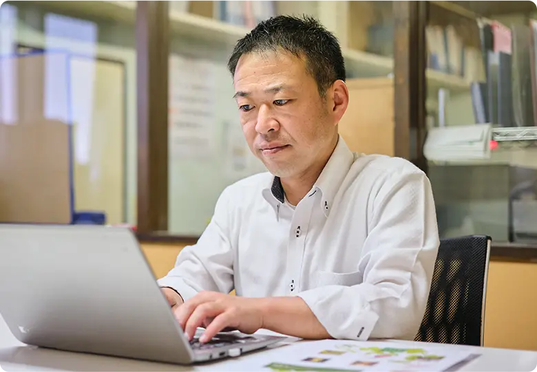 パソコン作業するスタッフの様子