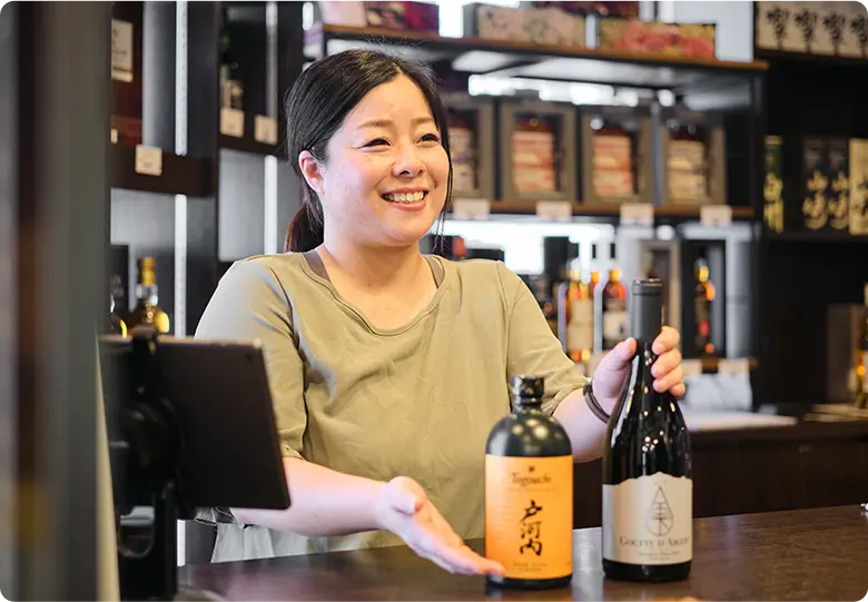 笑顔で商品の提案をする小売事部スタッフの様子