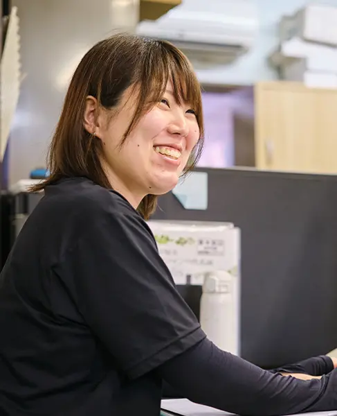 笑顔で対応するスタッフ