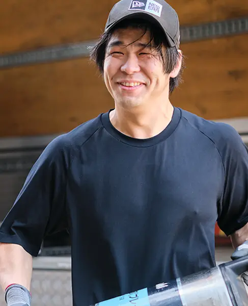 商品を運ぶスタッフ