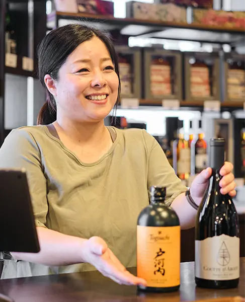 笑顔で商品を提案するスタッフ