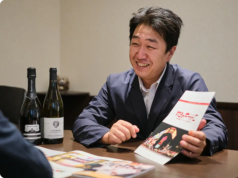 笑顔で説明する営業スタッフ