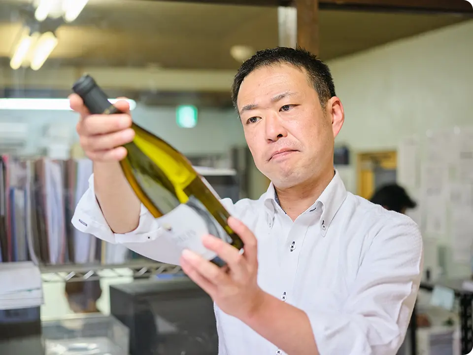 商品を確認するスタッフの様子