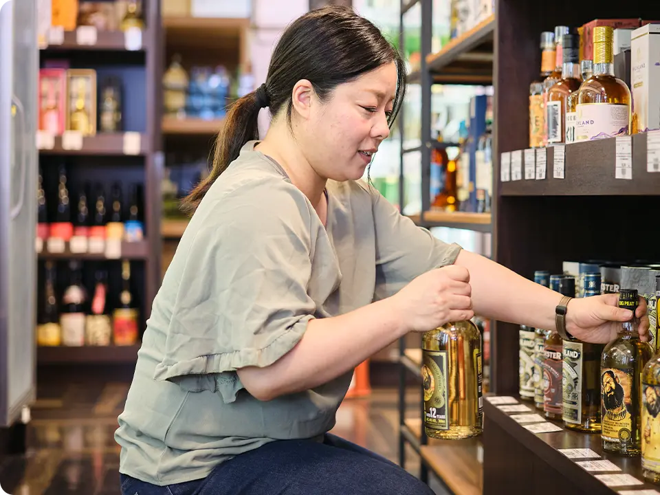 商品を並べるスタッフの様子