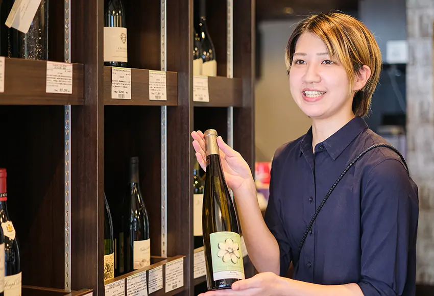 商品を見せる様子