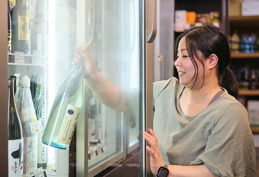 商品を取り出す様子